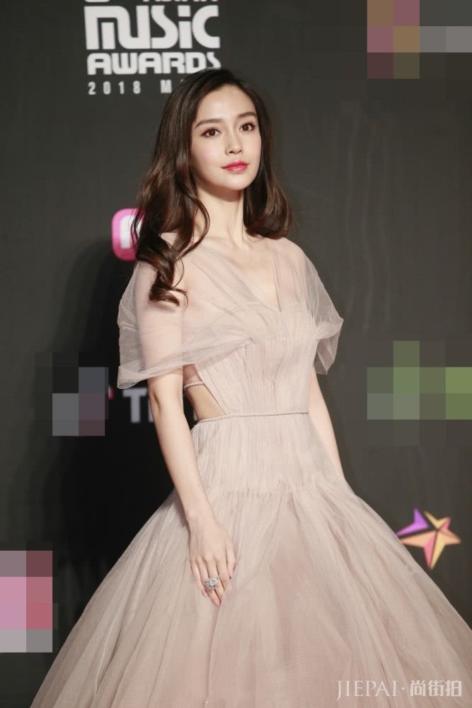 中韩女明星MAMA红毯,杨颖与宣美同穿粉色,露背与露腿谁更美